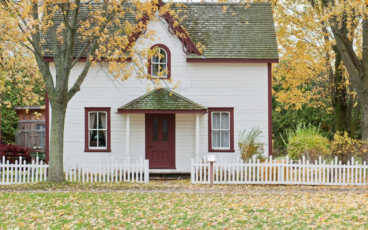 An image of a house in the fall